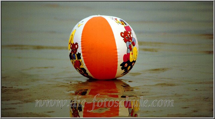 Ball im Meer.jpg - Ein Ball am Strand der Lagune bei Venedig, mit 300mm Tele aufgenommen.